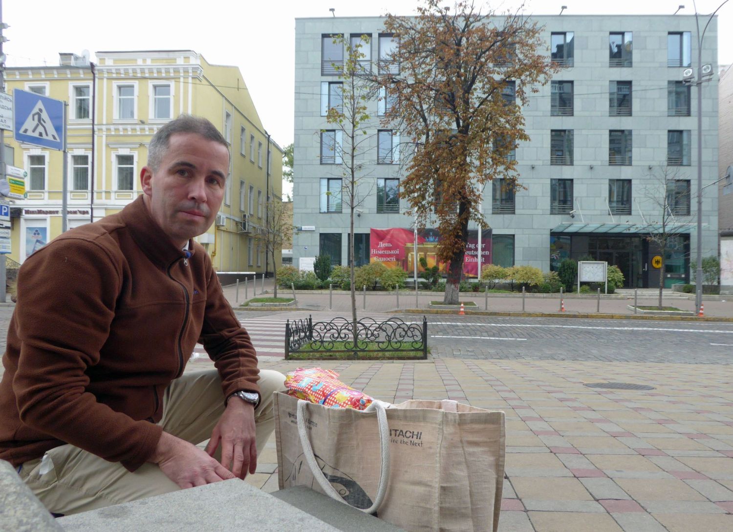 Papa Anatol vor der deutschen Botschaft in Kiew - in Gedenken an die vermißten Söhne