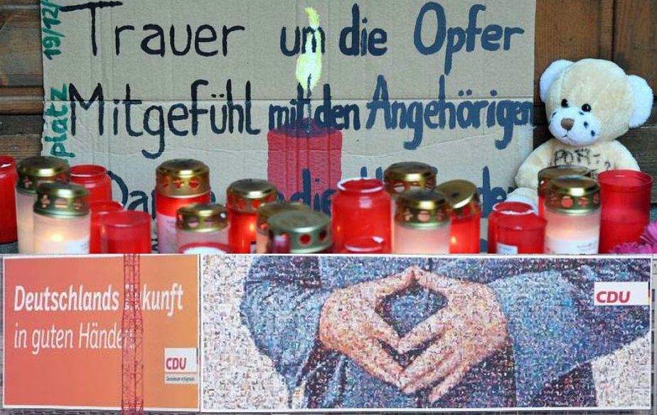 Gedenken für die Terroropfer vom Berliner Breitscheidplatz - Wahlkampfanzeige mit notorischer Merkel-Raute